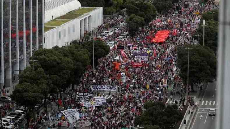Deputados avaliam que crescimento de manifestaes de rua podem impulsionar pedido de impeachment de Bolsonaro(foto: Reuters)
