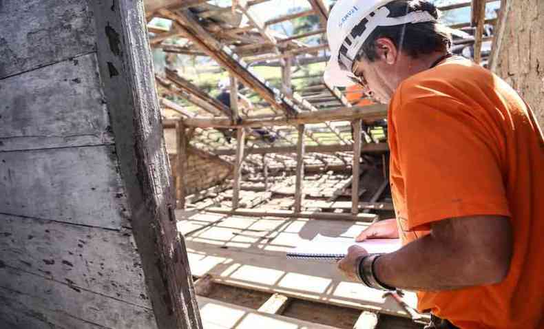 Homem trabalha em obras