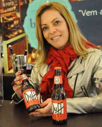 Kelis Oliveira atesta o sucesso da Duff, a cerveja preferida de Homer(foto: Gladyston Rodrigues/EM/DA Press)