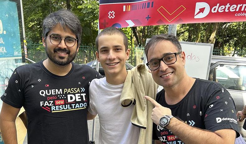 Os professores e equipe pedagógica do colégio e pré-vestibular Determinante sempre presentes para dar apoio aos seus alunos(foto: Divulgação) Os professores e equipe pedagógica do Determinante sempre presentes para dar apoio aos seus alunos
