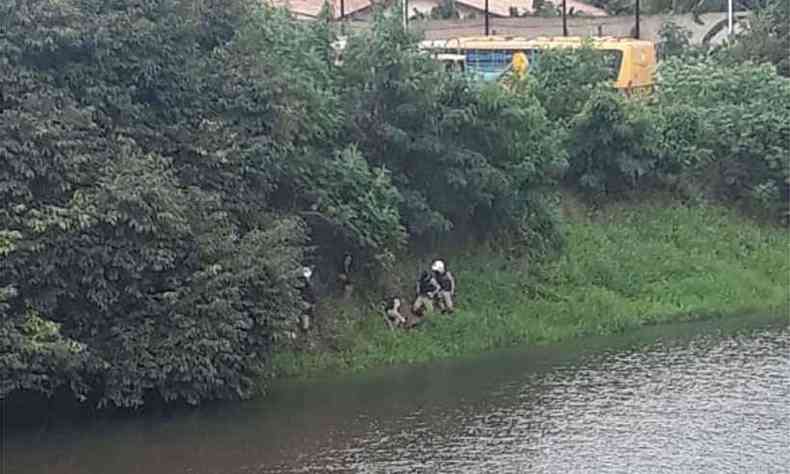 Suspeito do crime foi localizado aps denncia via 190. Ele tentou se esconder em um rio(foto: Polcia Militar/Divulgao)