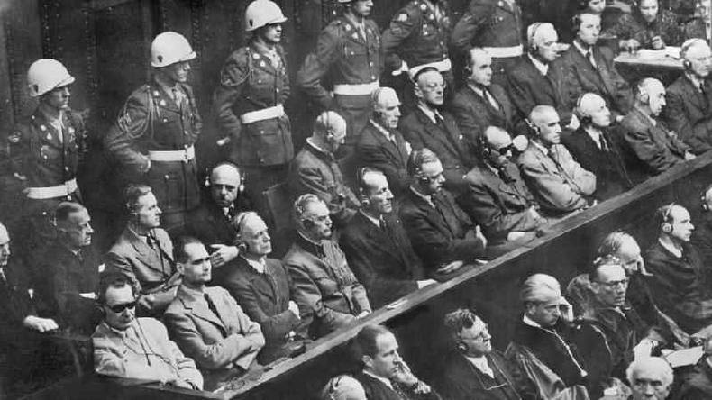 Hermann Gring e Rudolf Hess em Nuremberg