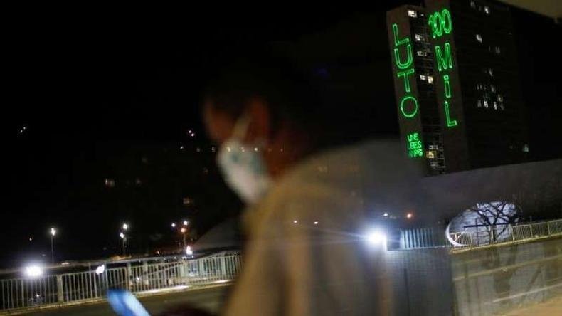 Homenagem em Brasília às mais de 100 mil pessoas que perderam a vida para a covid-19 no país; marca foi ultrapassada em agosto(foto: REUTERS/Adriano Machado) Homenagem em Brasília às mais de 100 mil pessoas que perderam a vida para a covid-19 no país; marca foi ultrapassada em agosto(foto: REUTERS/Adriano Machado)