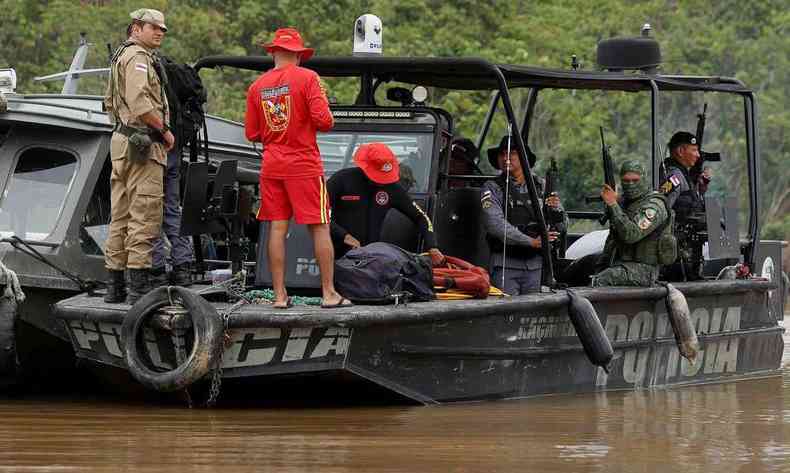 PF e Bombeiros em barco no Rio Amazonas