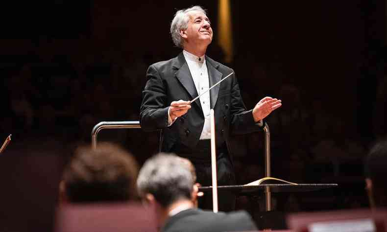 Maestro Fabio Mechetti rege a Filarmnica de Minas Gerais