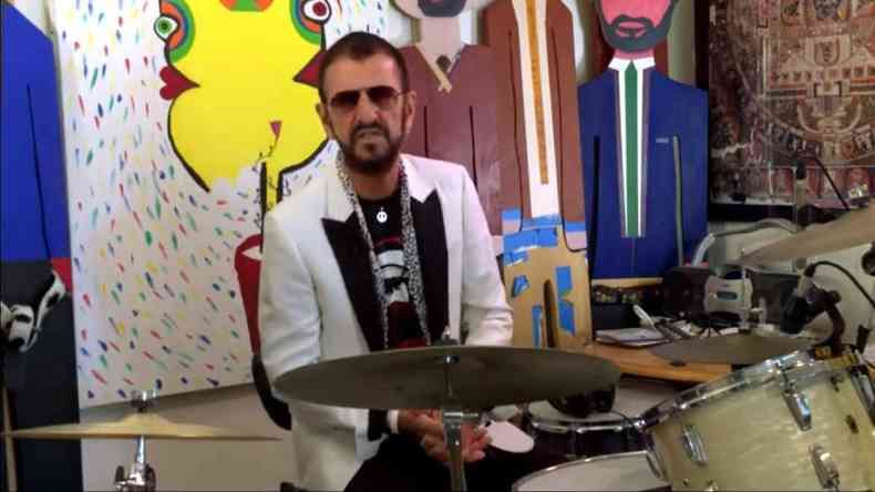 O ex-beatle Ringo Starr comemorou seus 80 anos em live nesta tera(foto: Reproduo Youtube)