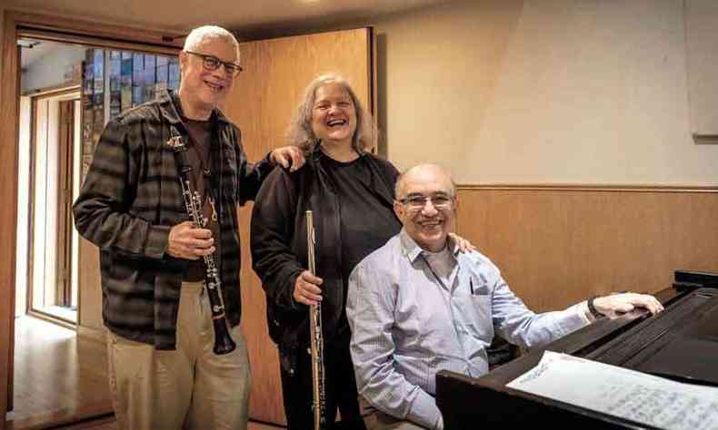 O clarinetista Harvey Wainapel, a flautista La Freire e o pianista Amilton Godoy interpretam gneros como choro e samba(foto: Dog Fogg/Divulgao )