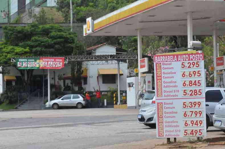 Posto de combustveis em BH com preos reajustados aps elevao da gasolina pela Petrobras