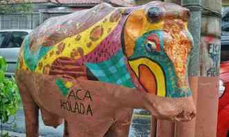 Moradores pintaram a vaquinha em protesto por conta do maior desastre ambiental de Minas Gerais(foto: Divulgao)