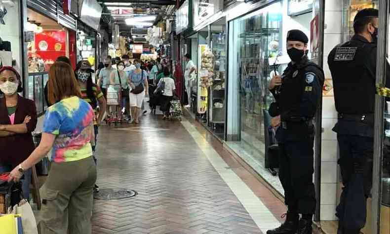 Movimento no Mercado Municipal aps as 14h precisou do reforo da Guarda Municipal para fechamento do comrcio