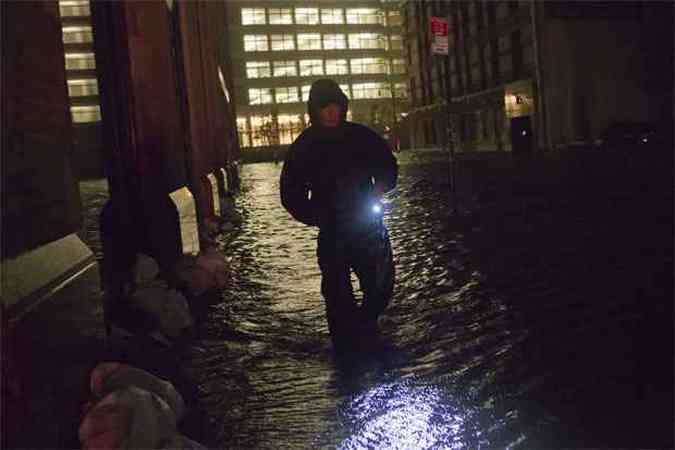 Guarda caminha por rua alagada em Manhattan(foto: REUTERS/Adrees Latif )