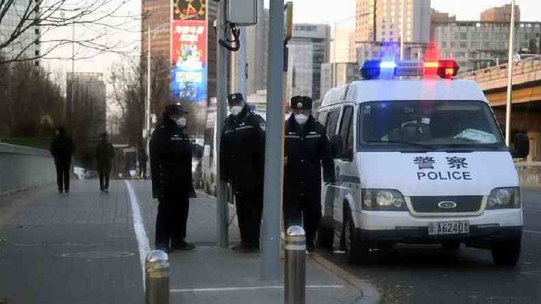 Polcia vigia uma rua em Pequim em 29 de novembro de 2022