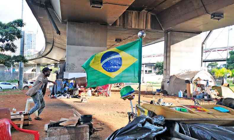 Moradores em situação de rua em barracas sob o Viaduto Leste, no Bairro Lagoinha, ao centro da foto, uma bandeira do Brasil