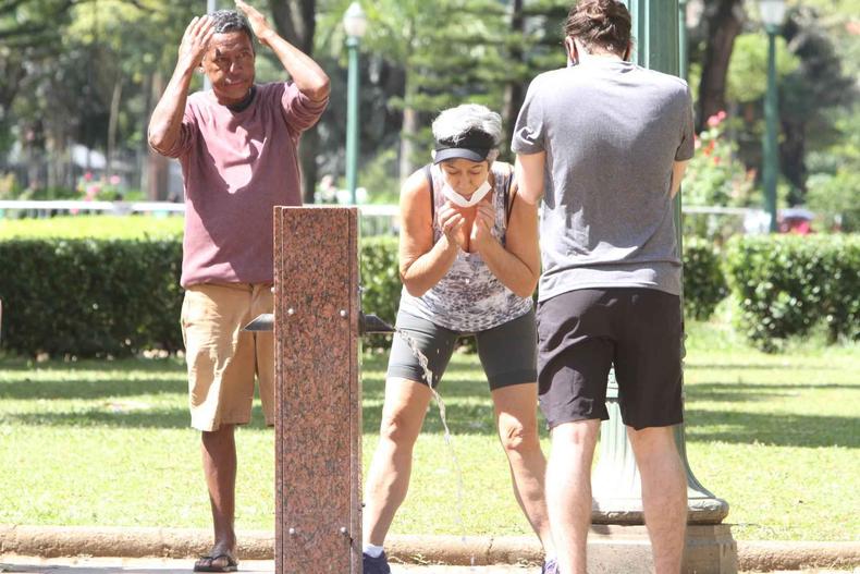 O frio sentido na madrugada desta terça-feira (22) terá passagem breve (foto: Edesio Ferreira/EM) Pessoas se refrescam em Belo Horizonte em dia de intenso calor