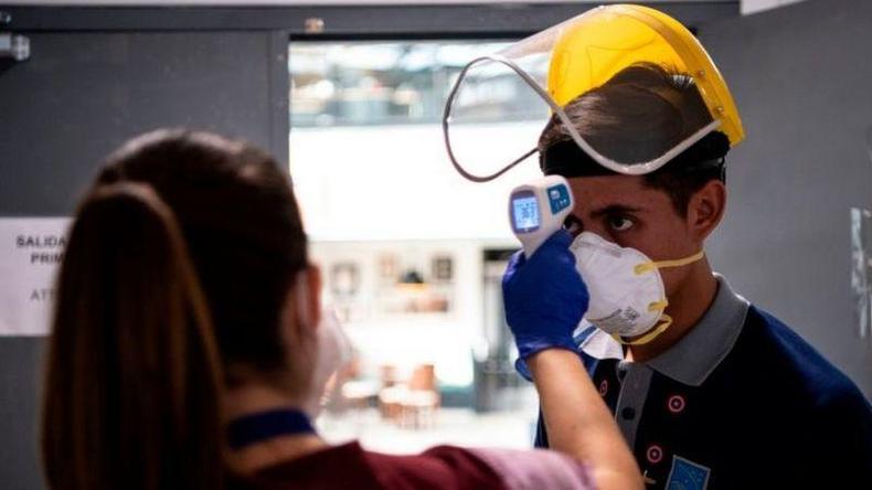 Pesquisadores em laboratrio