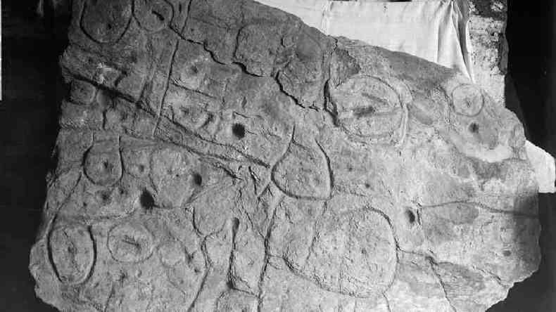 A pedra esculpida foi descoberta na regio da Bretanha, na Frana, em 1900(foto: BBC)