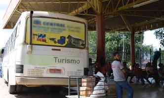 Veculo do transporte irregular em Araua: regio teria 21 companhias de fachada(foto: Srgio Vasconcelos/Gazeta de Araua/Divulgao)