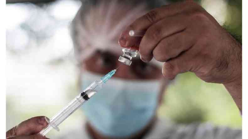 Segundo Gonzalo Vecina Neto, pas poderia concluir imunizao contra covid-19, se governo federal tivesse negociado com antecedncia compra de vacinas, como fez o Chile(foto: EPA/Antonio Lacerda)