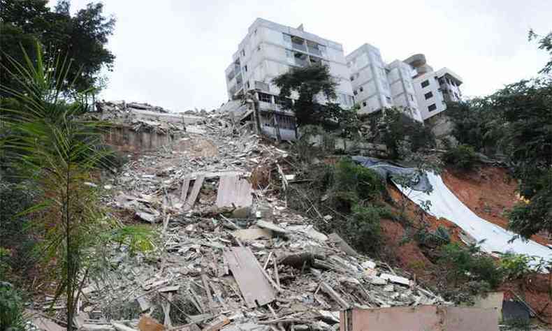 Prdio desabou em 10 de janeiro, quando as famlias j haviam sado. Desde ento elas vm morando de aluguel pago pela construtora(foto: Paulo Filgueiras/EM/DA Press - 10/1/12)