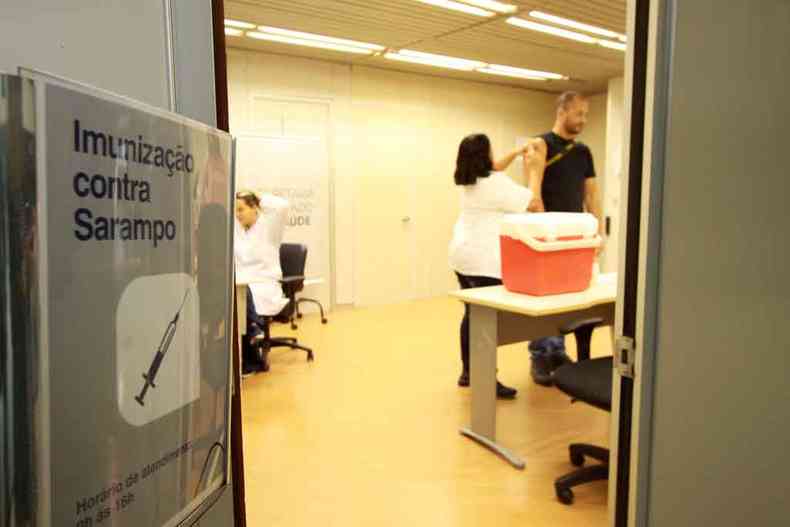 Vacina  a nica maneira eficaz de evitar a doena. Doses so aplicadas em unidades bsicas de sade e em posto no aeroporto de Confins (foto: Edsio Ferreira/EM/D.A Press)