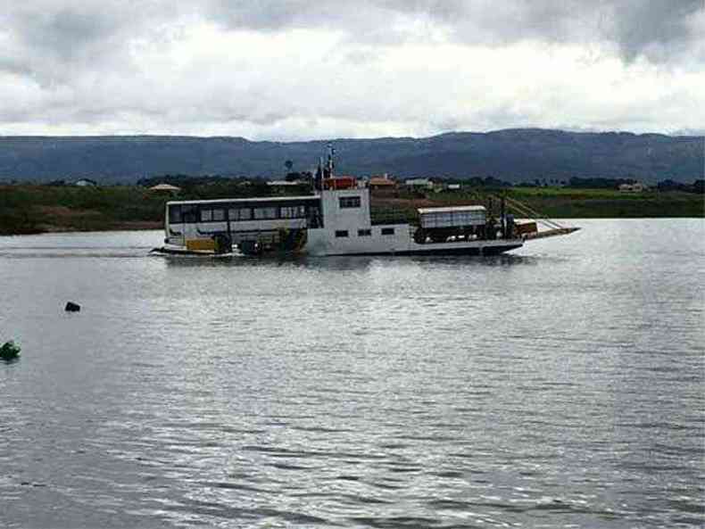Com lago mais cheio, embarcaes navegam sem problemas e o turismo se recupera(foto: Luiza Lemos/Divulgao)