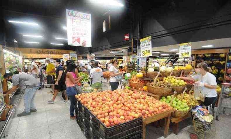 Supermercados e padarias s podero vender por delivery e drive-thru (foto: Leandro Couri/EM/D.A Press)