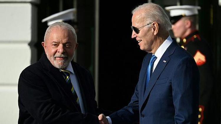 Lula e Biden se cumprimentam