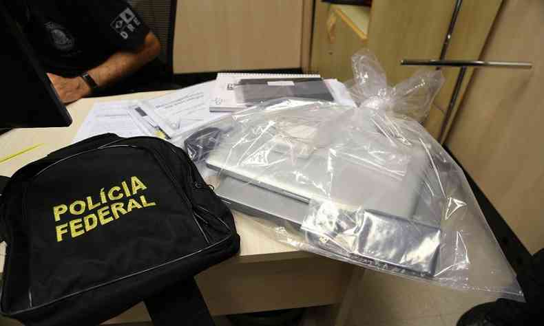 Bolsa da Polcia Federal ao lado de notebooks apreendidos