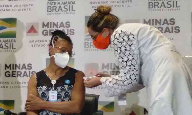 Em Minas Gerais, a primeira a ser imunizada foi a tcnica em enfermagem Maria do Bom Sucesso Pereira, de 57 anos(foto: Marcos Vieira/EM/D. A Press - 18/01/2021)