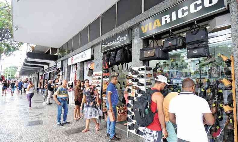 No Centro da capital, movimento de pessoas nas lojas de rua foi maior ontem, com clientes em busca de produtos para presentear(foto: Leandro Couri/EM/D.A Press)