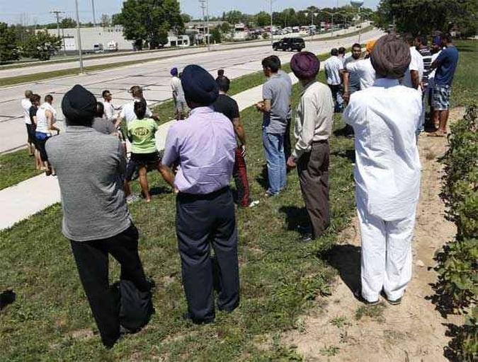 Espectadores observam o cerco da pol�cia ao templo sikh de Wisconsin (foto: Darren Hauck/Getty Images/AFP)