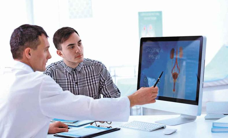 Ministério da Saúde aponta que menos de 40% dos meninos têm as duas doses da vacina do HPV(foto: patmedsaude.com.br/reprodução) Médico