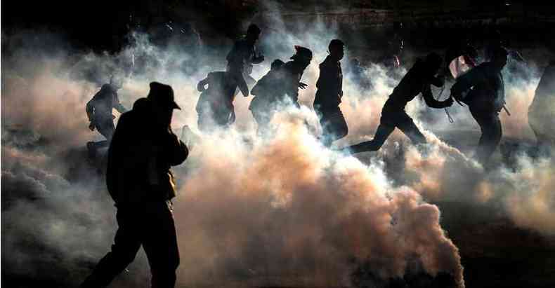 Foras israelenses enfrentam manifestantes na Faixa de Gaza, governada em regime de autonomia limitada pela Autoridade Palestina (foto: Mahmud Hams/AFP)