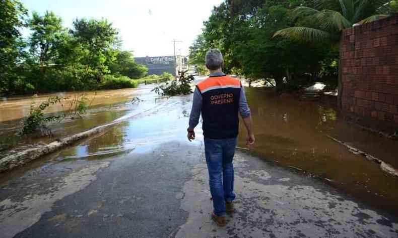 Governador Romeu Zema (Novo) em Porteirinha (MG) para acompanhar os estragos das fortes chuvas no estado