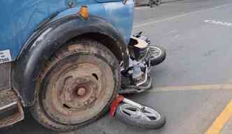 Motocicleta ficou destruda depois do acidente(foto: Jornal de Lavras/Divulgao)