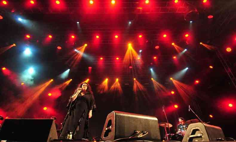 Vestida de preto, Gal Costa canta no palco