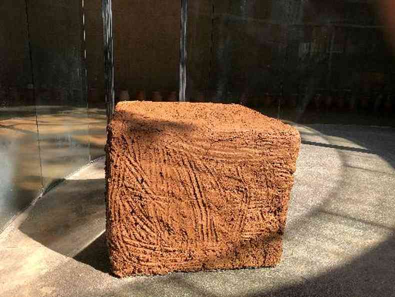 At as pedras secaram, instalao em barro e madeira, faz parte da exposio InventaRios(foto: Collectif EthnoGraphic/DIVULGAO)
