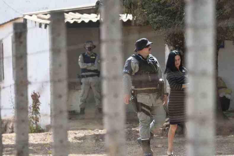 Policiais militares de Gois armados, vistoriam propriedade invadida em Girassol(foto: Minervino Jnior/CB/D.A.Press)