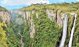 Diante do Cnion Itaimbezinho, o visitante  surpreendido com as cachoeiras que descem pelas encostas do paredo de pedra (foto: Marden Couto/Turismo de Minas)