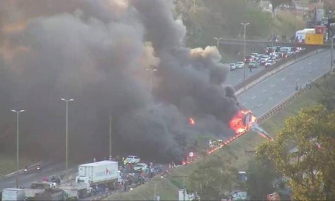 Veículos se incendiaram depois do acidente(foto: Reprodução da Internet) Veículos se incendiaram depois do acidente(foto: Reprodução da Internet)