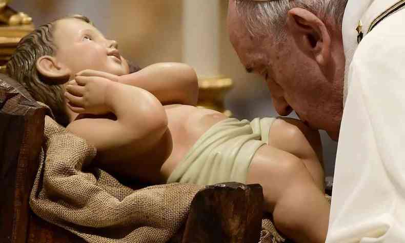 Papa Francisco beija imagem do Menino Jesus na Baslica de So Pedro, em Roma