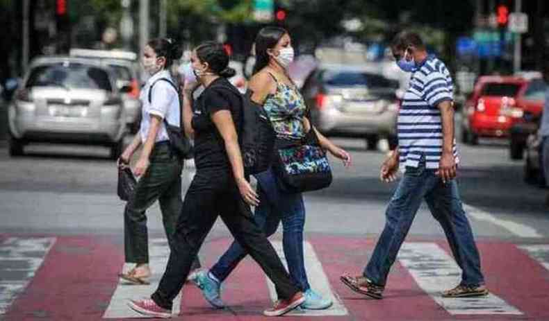 Usando mscaras, pessoas transitam pelo Centro de Belo Horizonte(foto: Leandro Couri/EM/DA PRESS)