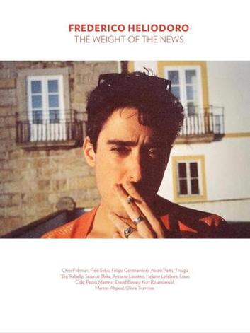 Frederico Heliodoro olha para a cmera e fuma cigarro na capa de seu disco 