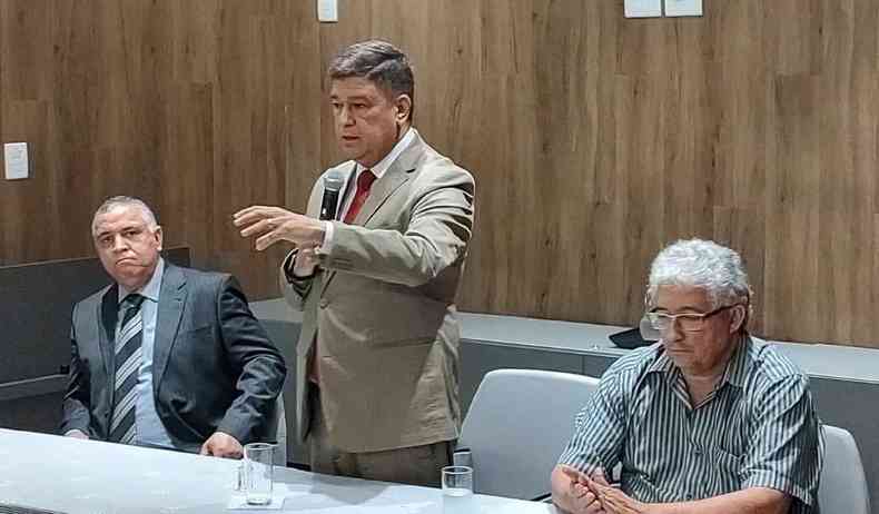 Senador Carlos Viana discursa ao lado de outras duas pessoas durante reunio na sede da Associao dos Oficiais da Polcia Militar, em Belo Horizonte