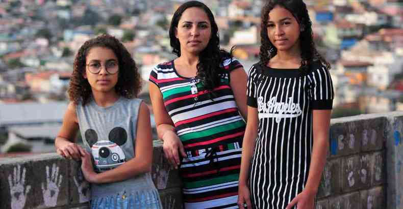 Lucimara Duarte entre as filhas Taís e Tainá: angústia alimentada pela incerteza sobre calendário e continuidade da educação das meninas (foto: Túlio Santos/EM/D.A Press)