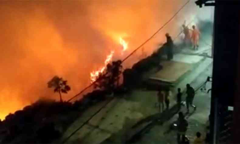Moradores da Cabana do Pai Toms se assustaram com o fogo(foto: Reproduo da internet/WhatsApp)