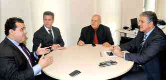 Os vereadores Pablito (E), Leo Burgus e Henrique Braga se reuniram com o presidente do PSDB, Joo Leite, para discutir a sucesso na Cmara(foto: Leandro Couri/EM/D.A PRESS)