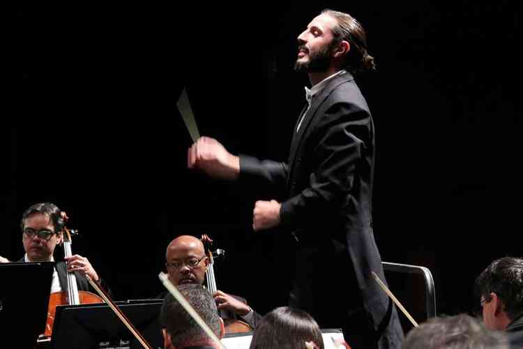 Maestro assistente Andr Brant rege a orquestra Sinfnica de Minas Gerais