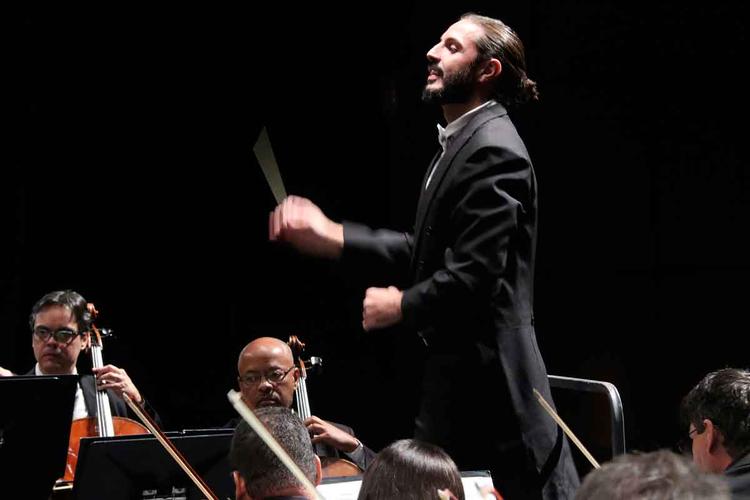 Maestro assistente Andr Brant rege a orquestra Sinfnica de Minas Gerais