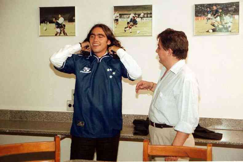 Sorn em sua apresentao ao Cruzeiro, em 2000, como contratao mais cara da histria. Na foto, o ento presidente Zez Perrella(foto: Jorge Gontijo/EM/D. A Press)